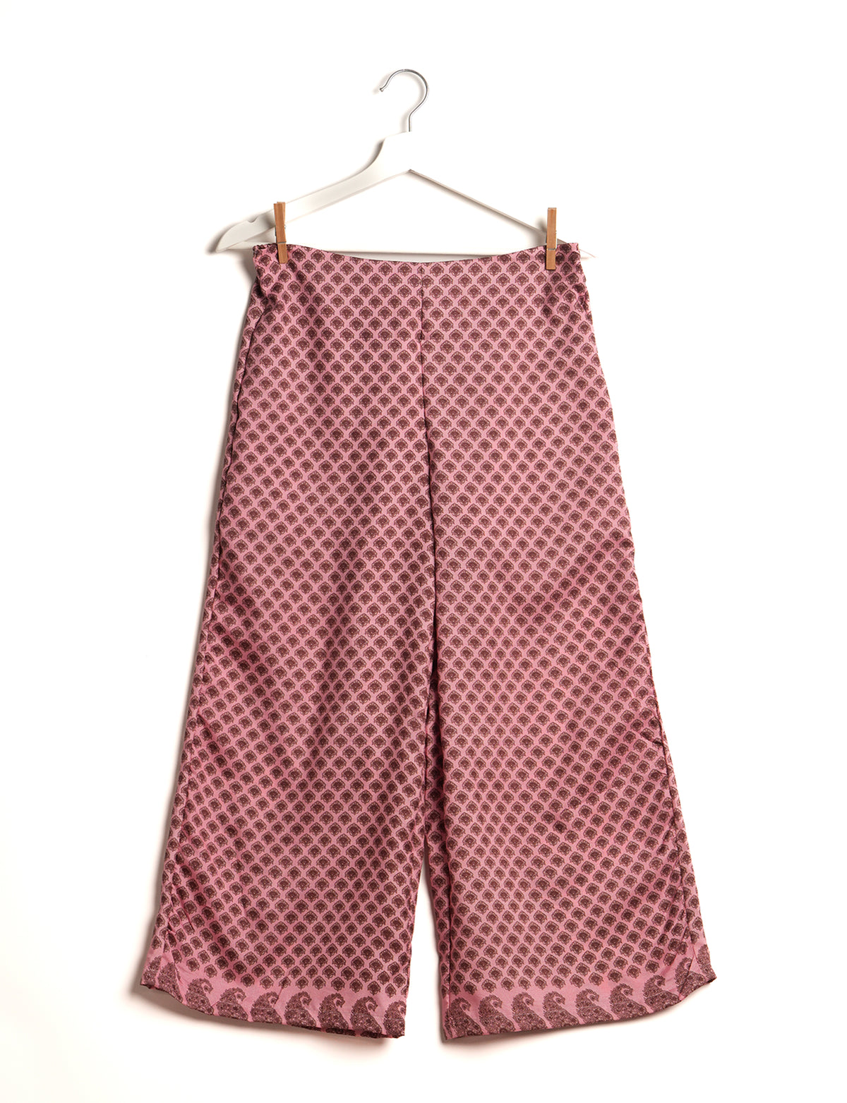 Step into sustainable fashion with our Palazzo Pants – a harmonious blend of Indian and Italian influences. These wide-legged pants, made from upcycled saris, offer comfort with an all-around elastic waist and a stylish flared leg. Make a statement with eco-friendly, chic palazzo pants that redefine ethical clothing.
