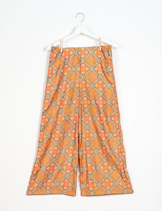 Step into sustainable fashion with our Palazzo Pants – a harmonious blend of Indian and Italian influences. These wide-legged pants, made from upcycled saris, offer comfort with an all-around elastic waist and a stylish flared leg. Make a statement with eco-friendly, chic palazzo pants that redefine ethical clothing.