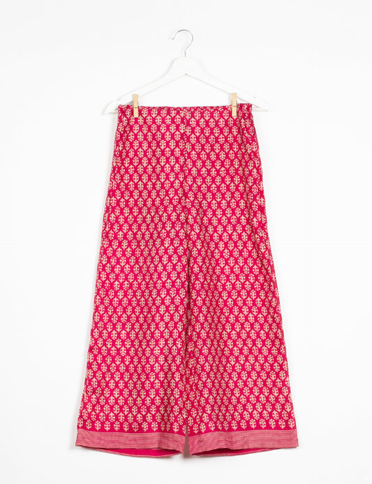 Step into sustainable fashion with our Palazzo Pants – a harmonious blend of Indian and Italian influences. These wide-legged pants, made from upcycled saris, offer comfort with an all-around elastic waist and a stylish flared leg. Make a statement with eco-friendly, chic palazzo pants that redefine ethical clothing.