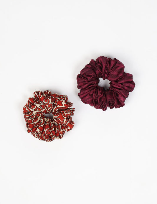 Upgrade your hairstyle with our Scrunchy Set of 2 – elastic hair ties wrapped in colorful Indian sari fabric. A top pick in ethical and green fashion, these eco-friendly prints add flair to your wrist and hair, making a sustainable style statement that catches attention and sparks change.