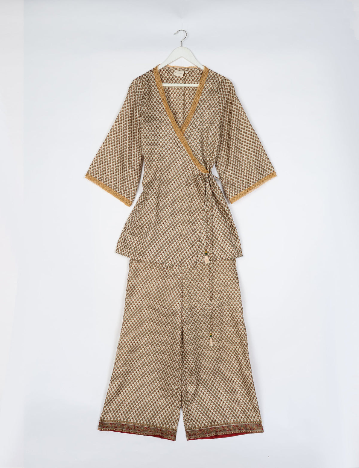 Versatile tunic set featuring lace details, made from sustainable materials. Perfect for conscious fashionistas seeking ethical wardrobe options.