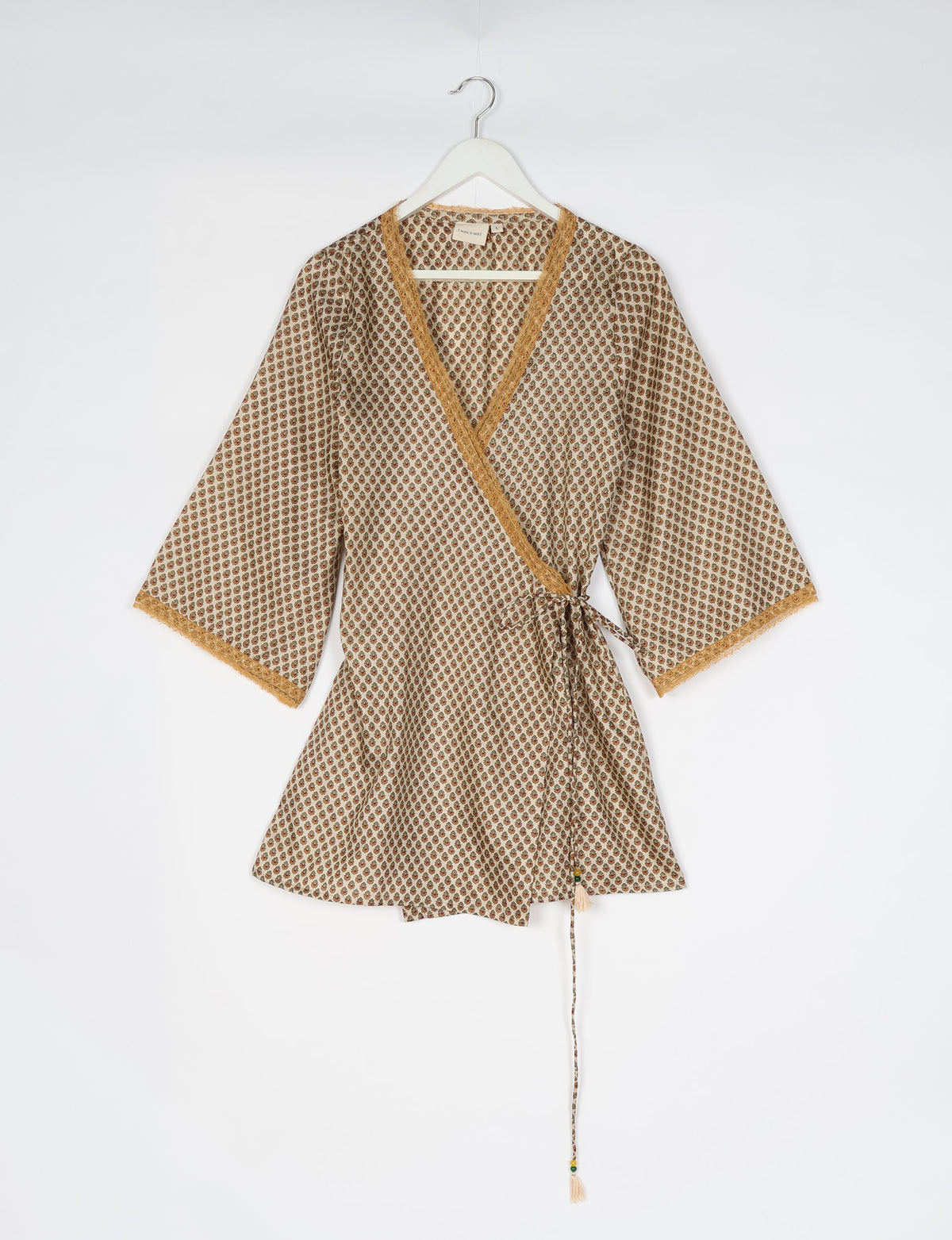 Versatile tunic set featuring lace details, made from sustainable materials. Perfect for conscious fashionistas seeking ethical wardrobe options.