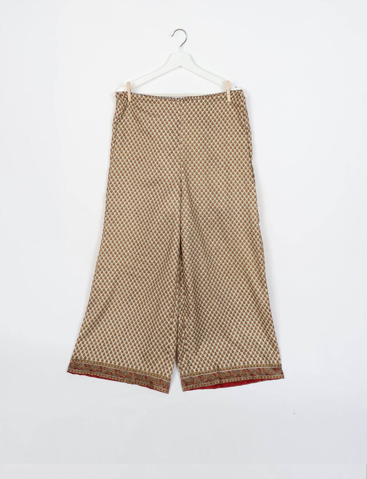 Versatile tunic set featuring lace details, made from sustainable materials. Perfect for conscious fashionistas seeking ethical wardrobe options.