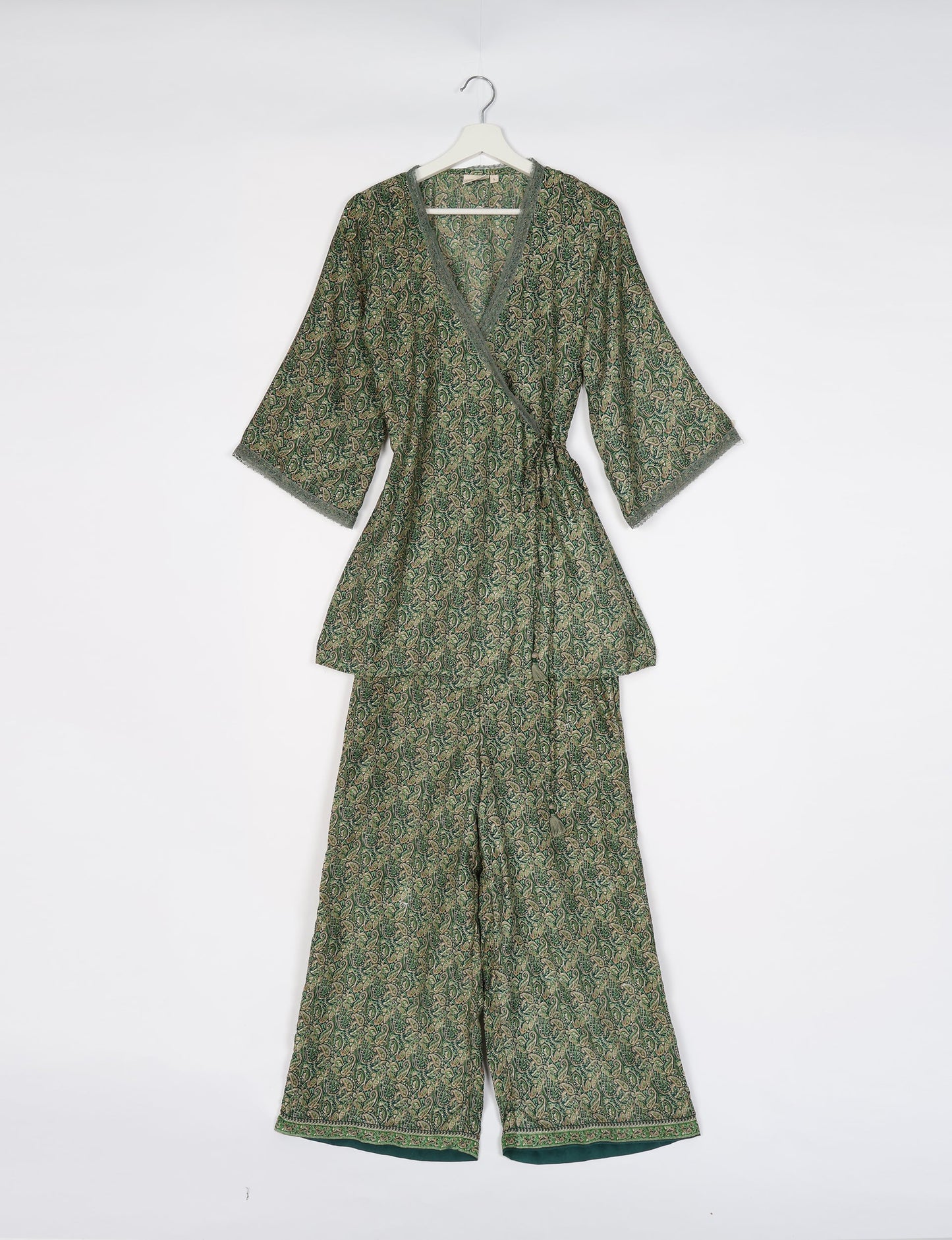 Versatile tunic set featuring lace details, made from sustainable materials. Perfect for conscious fashionistas seeking ethical wardrobe options.