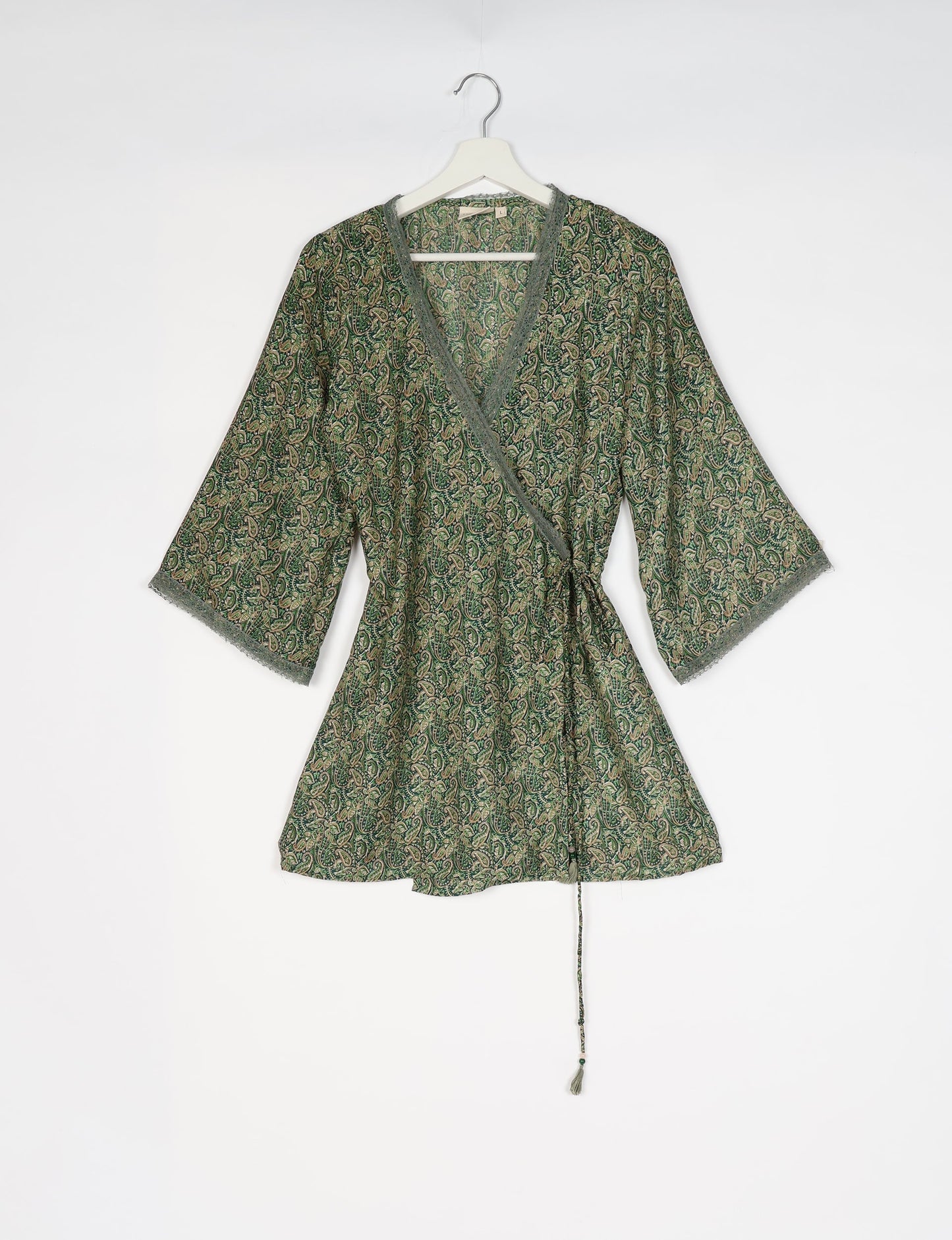 Versatile tunic set featuring lace details, made from sustainable materials. Perfect for conscious fashionistas seeking ethical wardrobe options.