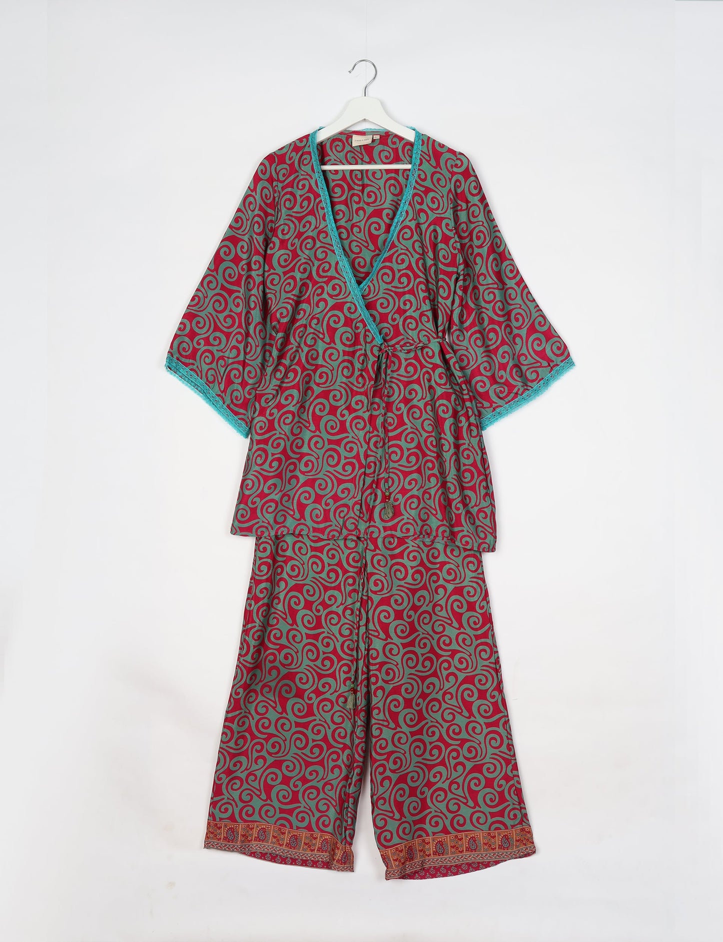 Versatile tunic set featuring lace details, made from sustainable materials. Perfect for conscious fashionistas seeking ethical wardrobe options.