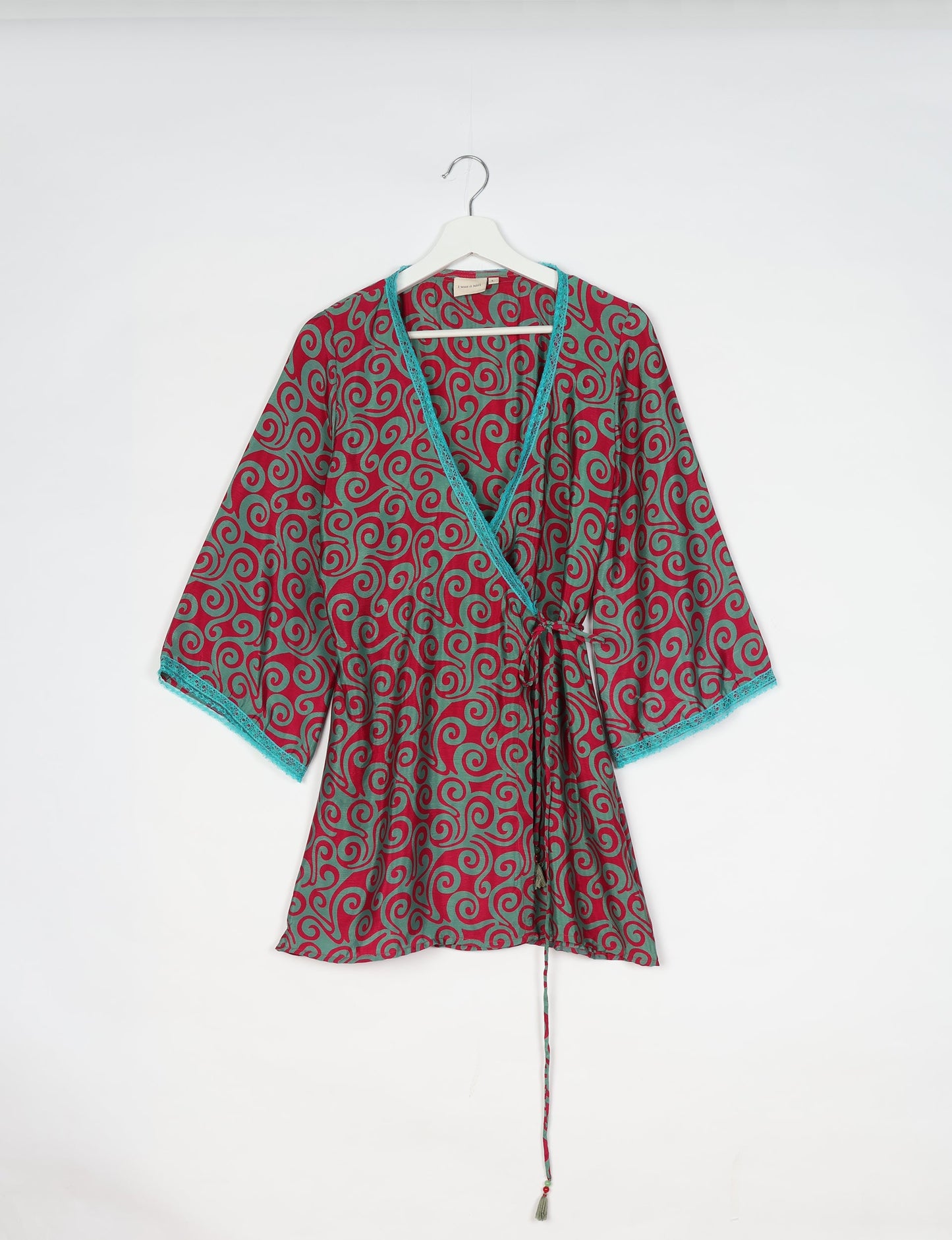 Versatile tunic set featuring lace details, made from sustainable materials. Perfect for conscious fashionistas seeking ethical wardrobe options.