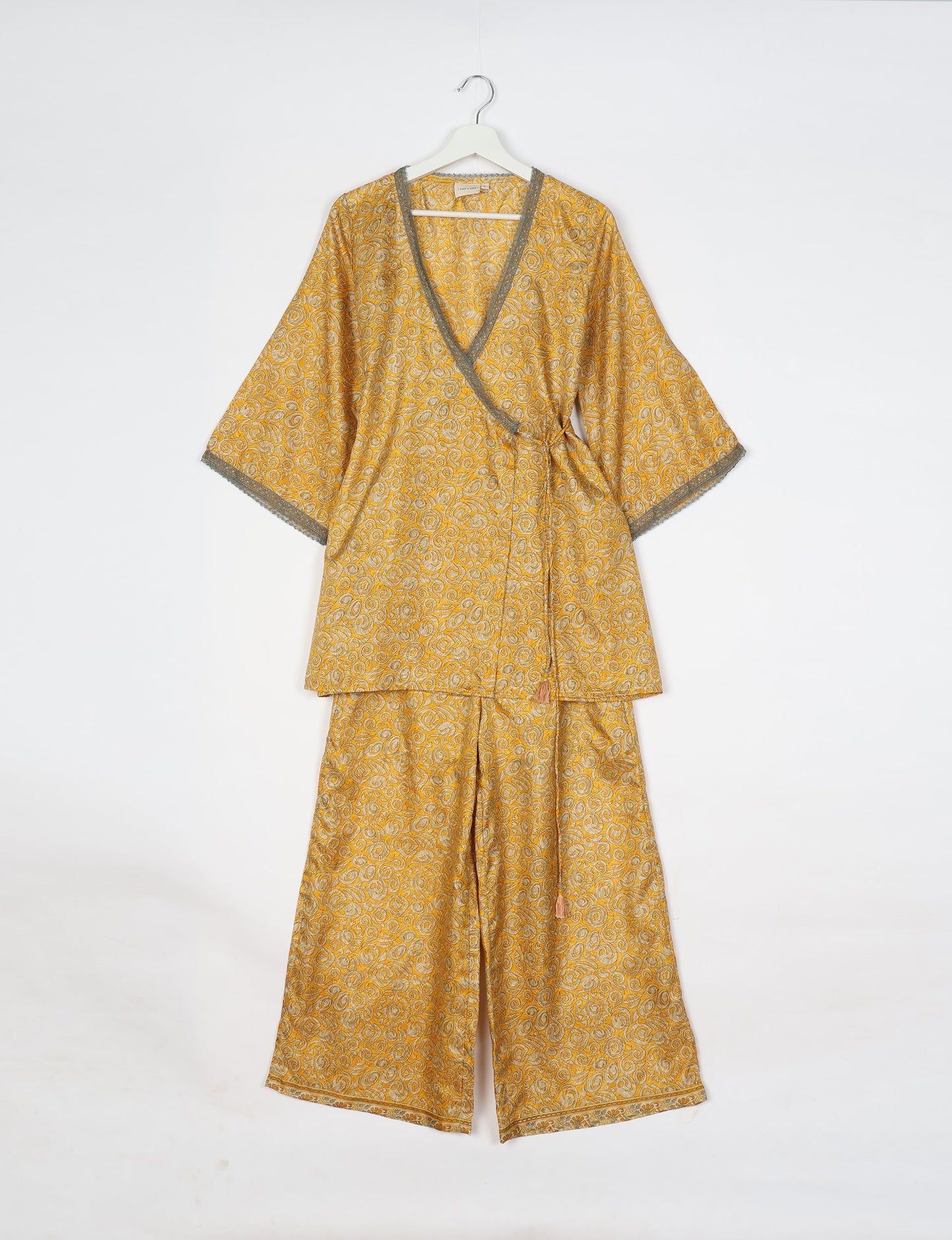 Versatile tunic set featuring lace details, made from sustainable materials. Perfect for conscious fashionistas seeking ethical wardrobe options.