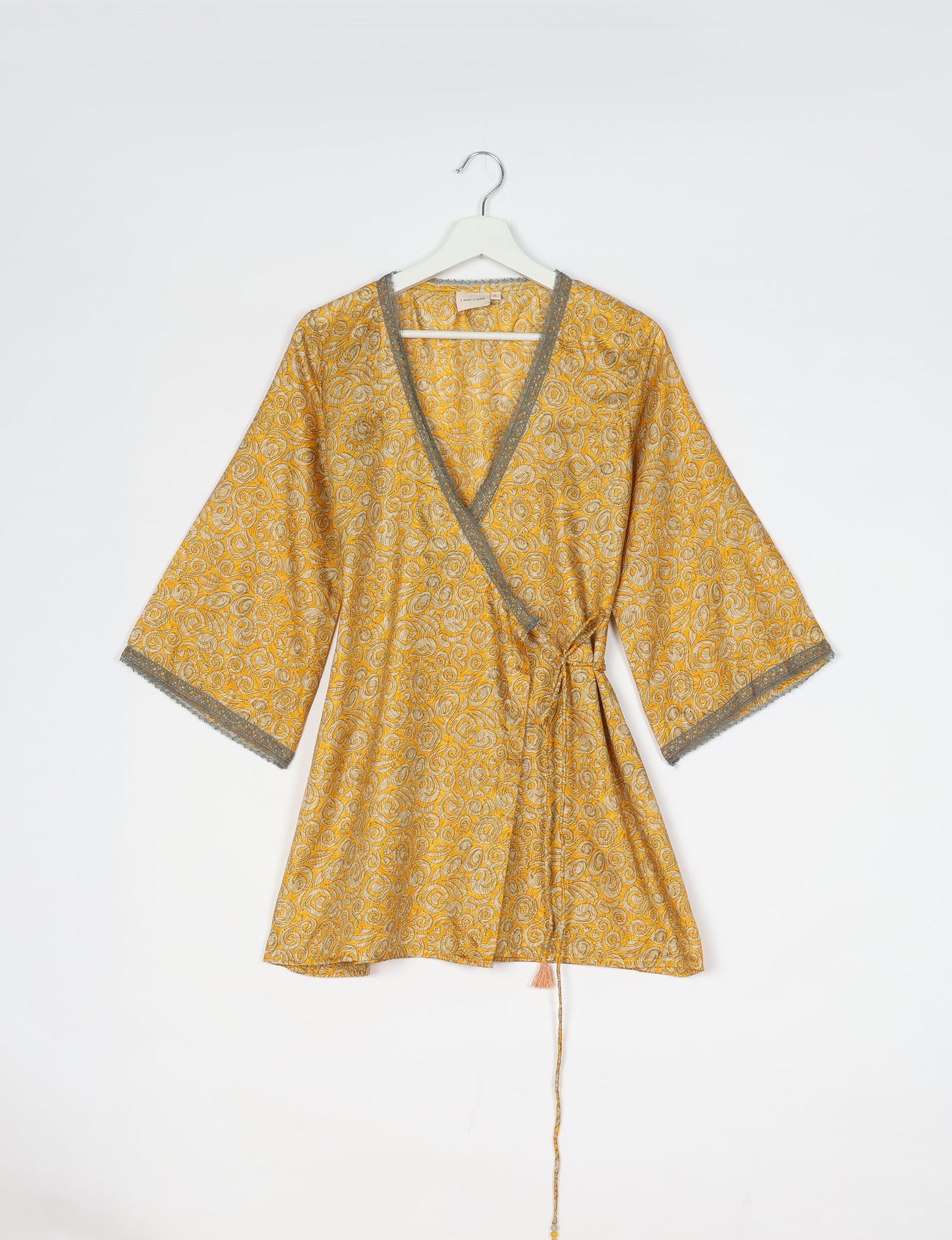 Versatile tunic set featuring lace details, made from sustainable materials. Perfect for conscious fashionistas seeking ethical wardrobe options.