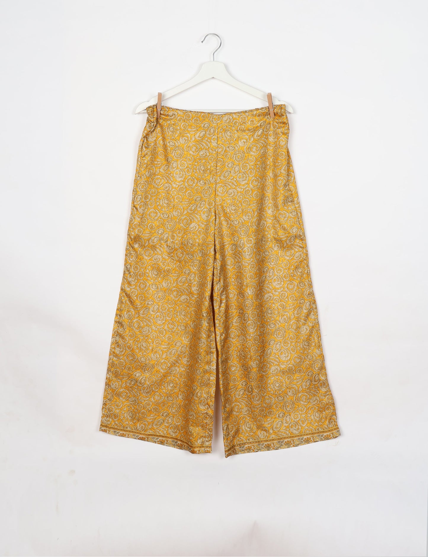 Versatile tunic set featuring lace details, made from sustainable materials. Perfect for conscious fashionistas seeking ethical wardrobe options.