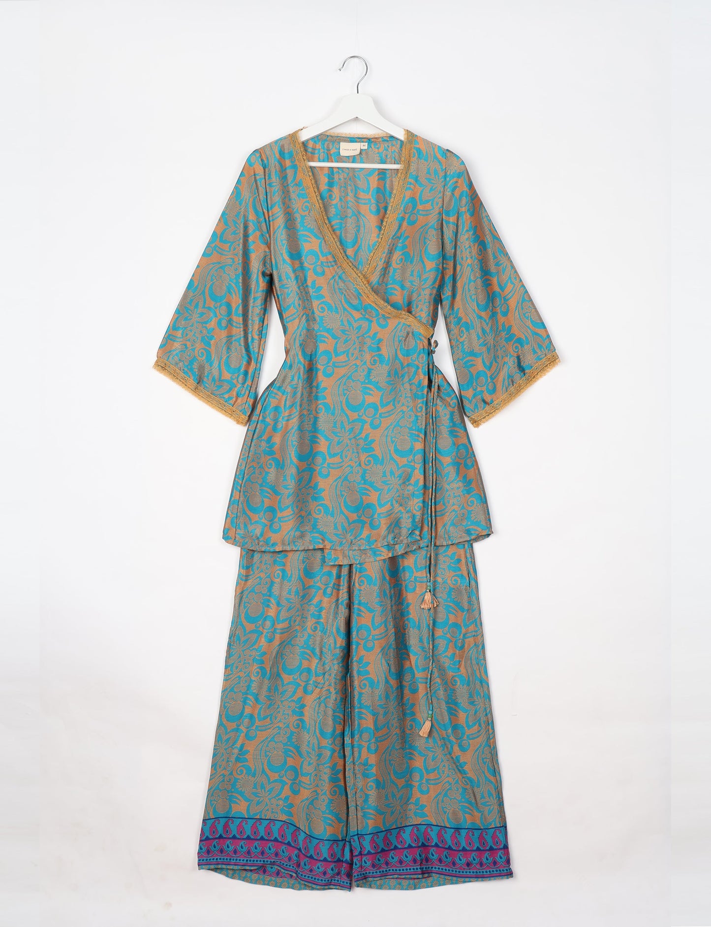 Versatile tunic set featuring lace details, made from sustainable materials. Perfect for conscious fashionistas seeking ethical wardrobe options.