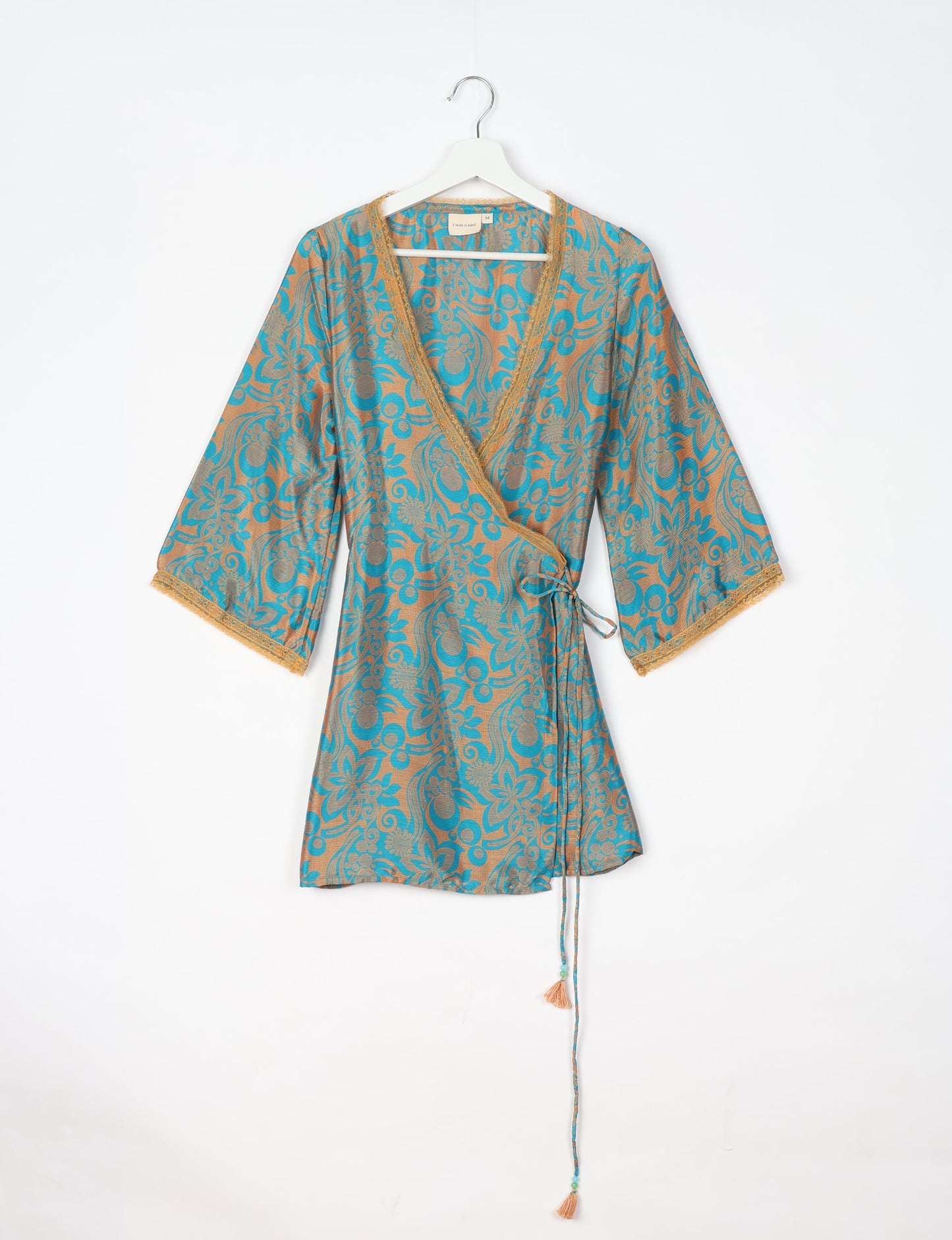 Versatile tunic set featuring lace details, made from sustainable materials. Perfect for conscious fashionistas seeking ethical wardrobe options.