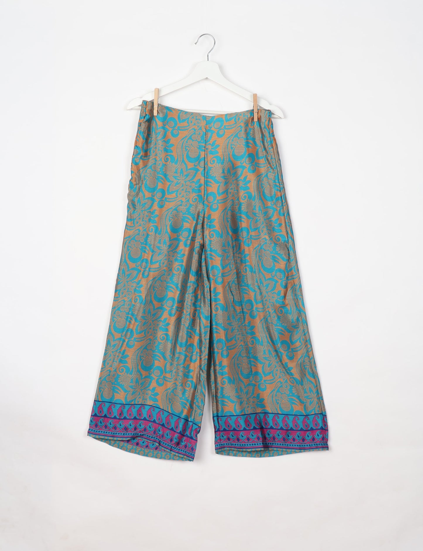 Versatile tunic set featuring lace details, made from sustainable materials. Perfect for conscious fashionistas seeking ethical wardrobe options.