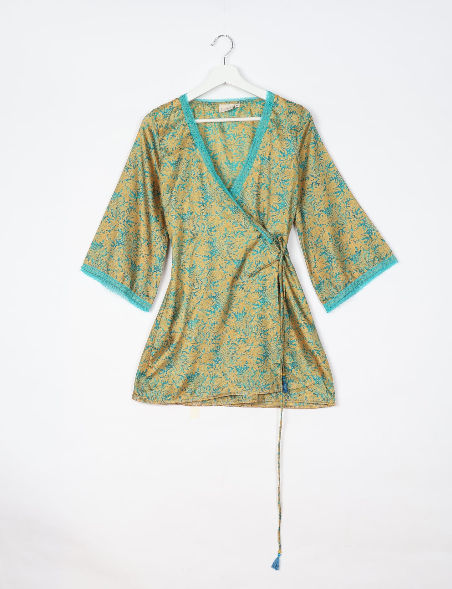 Versatile tunic set featuring lace details, made from sustainable materials. Perfect for conscious fashionistas seeking ethical wardrobe options.