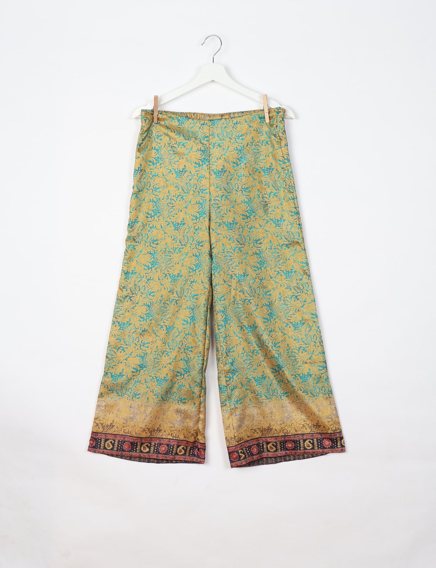 Versatile tunic set featuring lace details, made from sustainable materials. Perfect for conscious fashionistas seeking ethical wardrobe options.