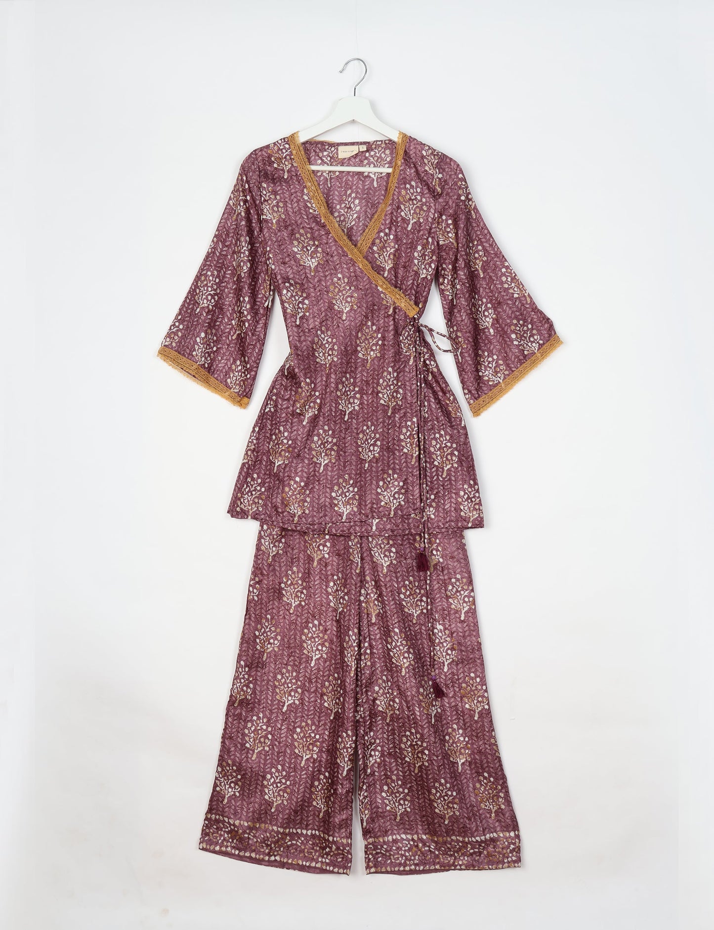 Versatile tunic set featuring lace details, made from sustainable materials. Perfect for conscious fashionistas seeking ethical wardrobe options.