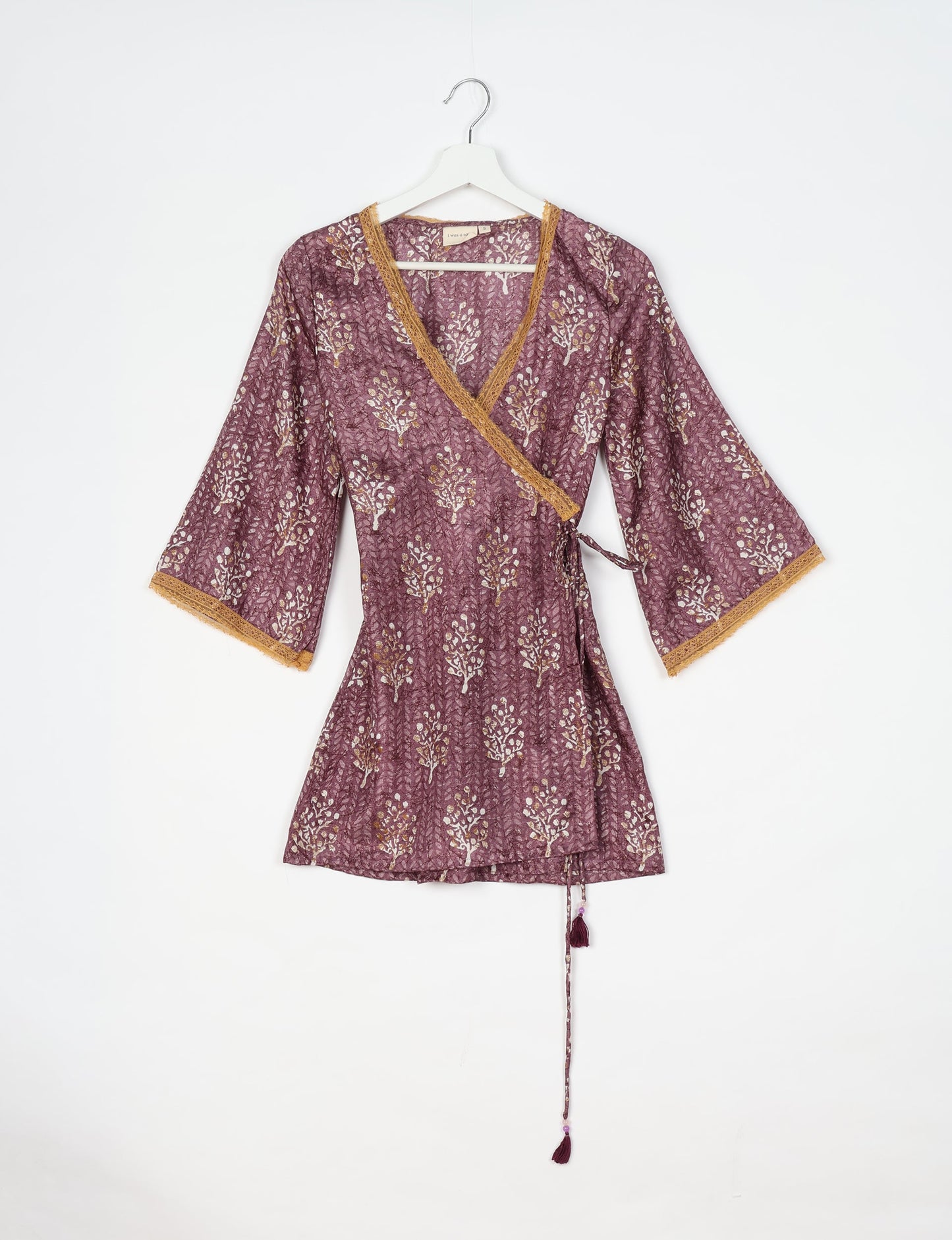 Versatile tunic set featuring lace details, made from sustainable materials. Perfect for conscious fashionistas seeking ethical wardrobe options.