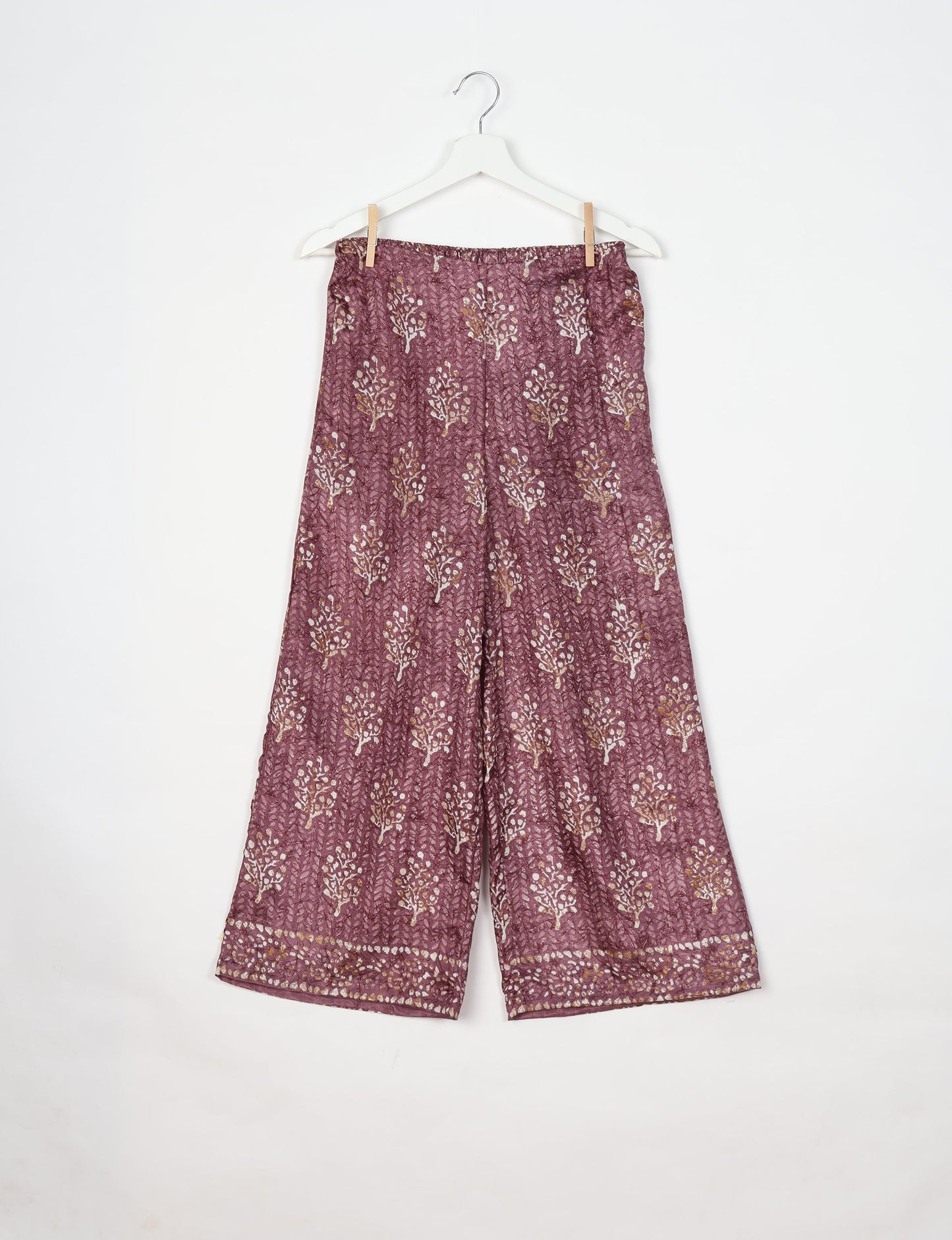 Versatile tunic set featuring lace details, made from sustainable materials. Perfect for conscious fashionistas seeking ethical wardrobe options.