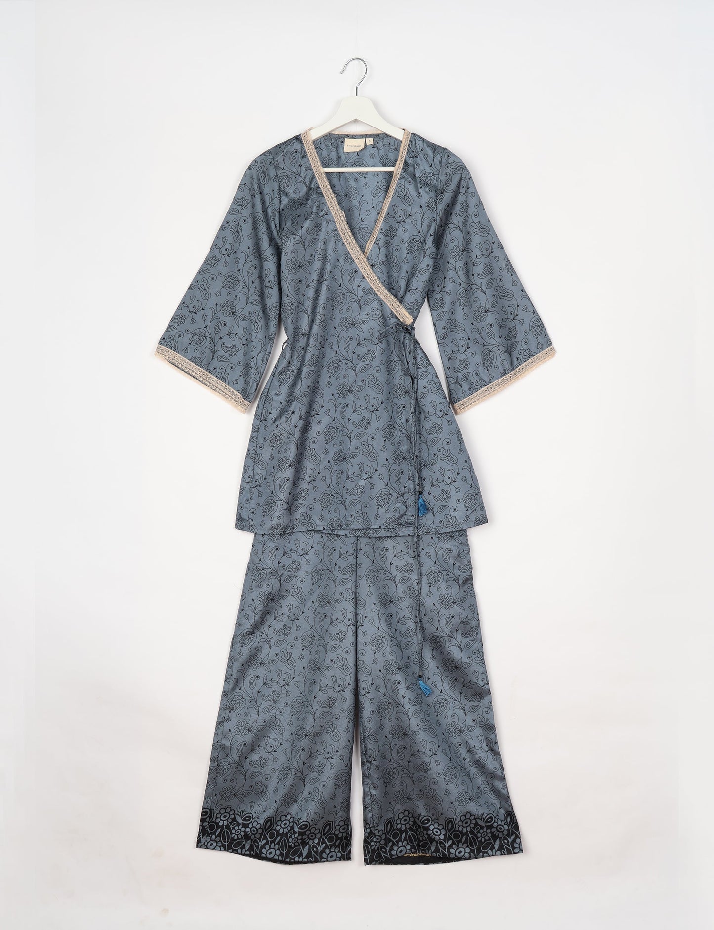 Versatile tunic set featuring lace details, made from sustainable materials. Perfect for conscious fashionistas seeking ethical wardrobe options.