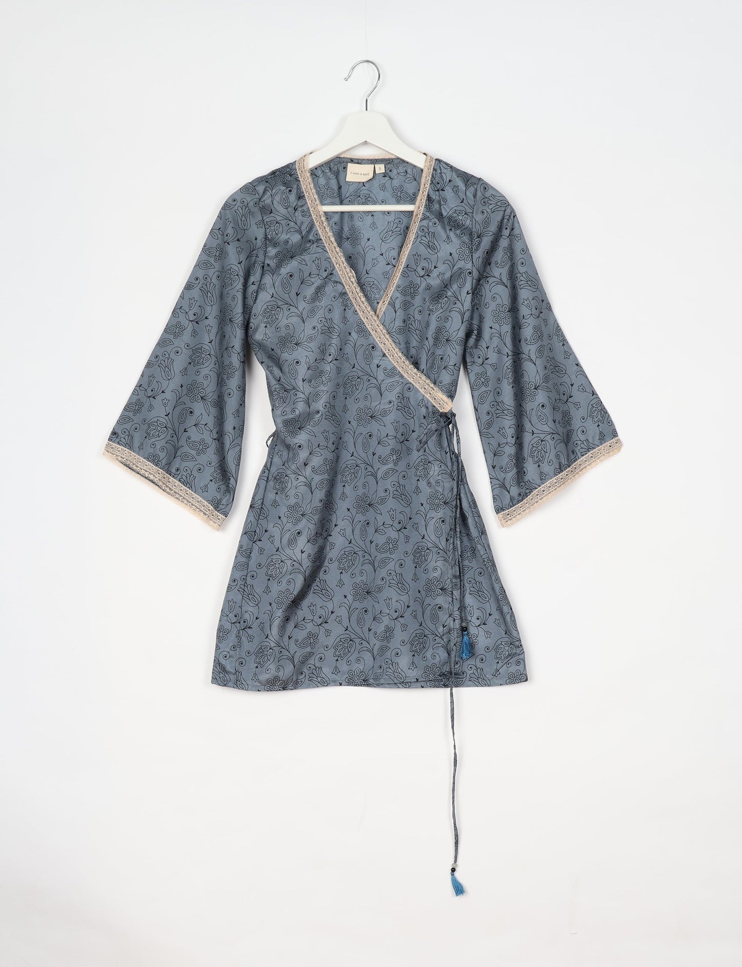 Versatile tunic set featuring lace details, made from sustainable materials. Perfect for conscious fashionistas seeking ethical wardrobe options.