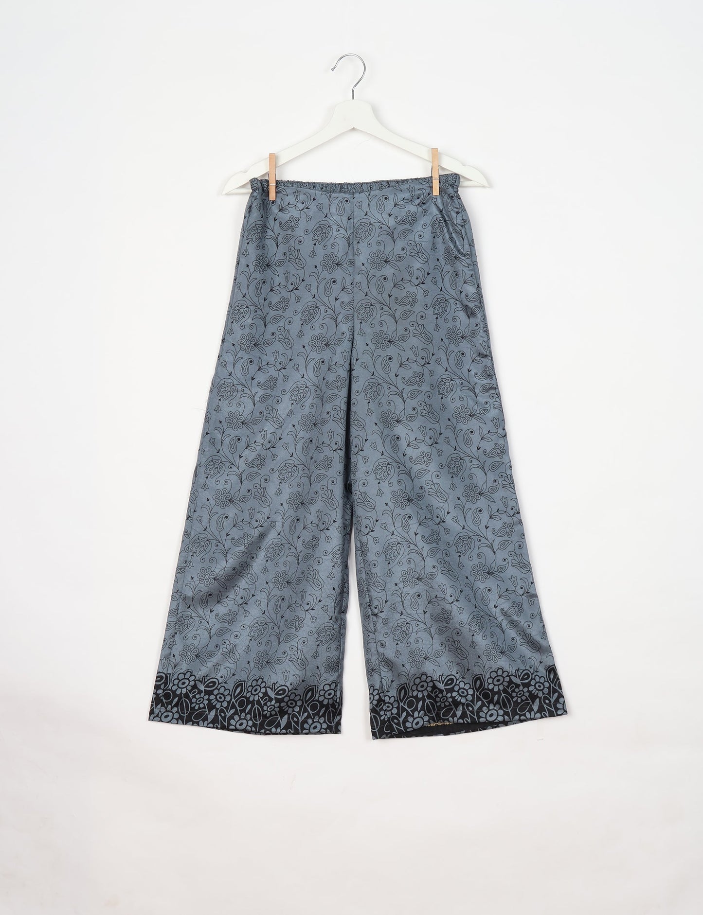 Versatile tunic set featuring lace details, made from sustainable materials. Perfect for conscious fashionistas seeking ethical wardrobe options.