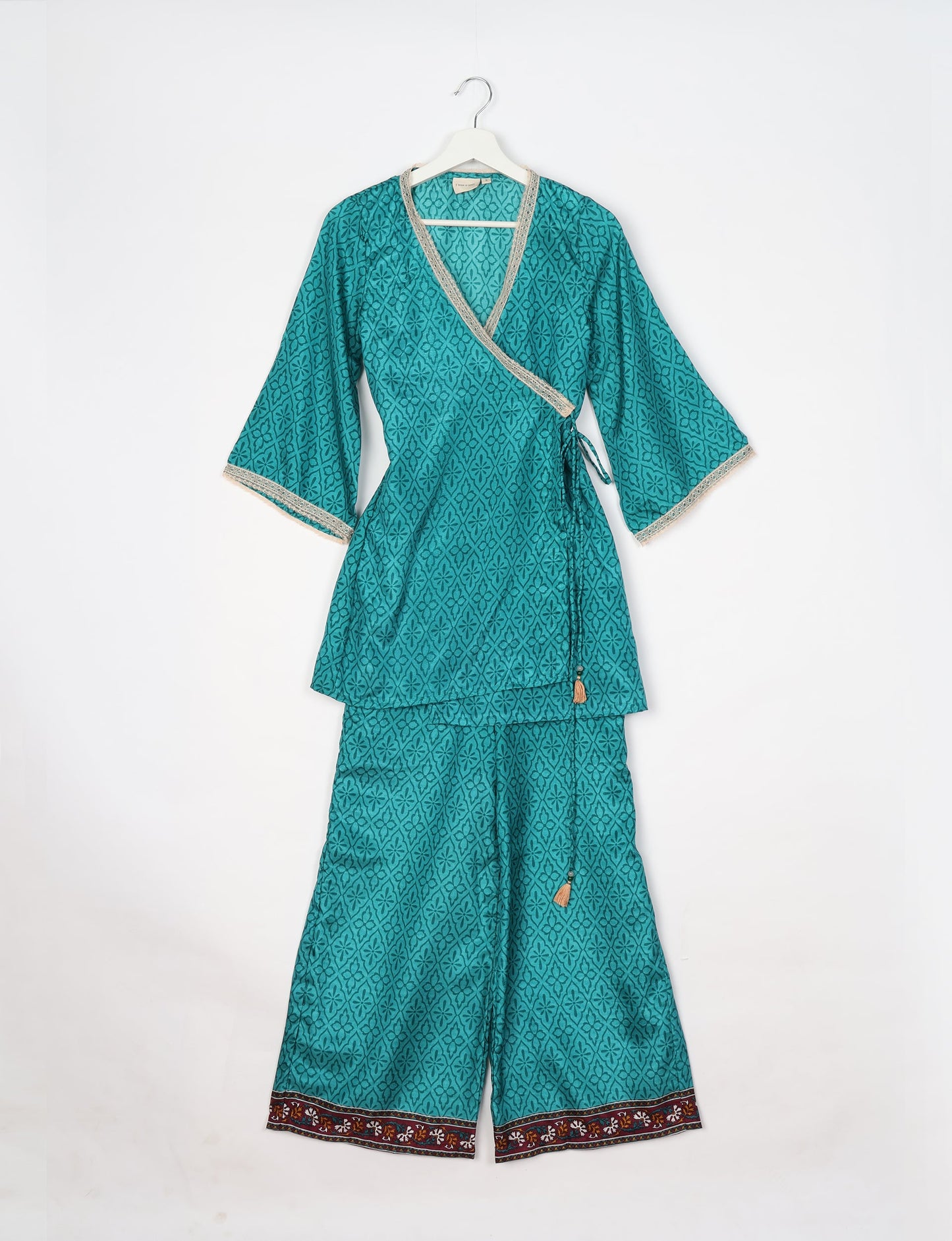 Versatile tunic set featuring lace details, made from sustainable materials. Perfect for conscious fashionistas seeking ethical wardrobe options.