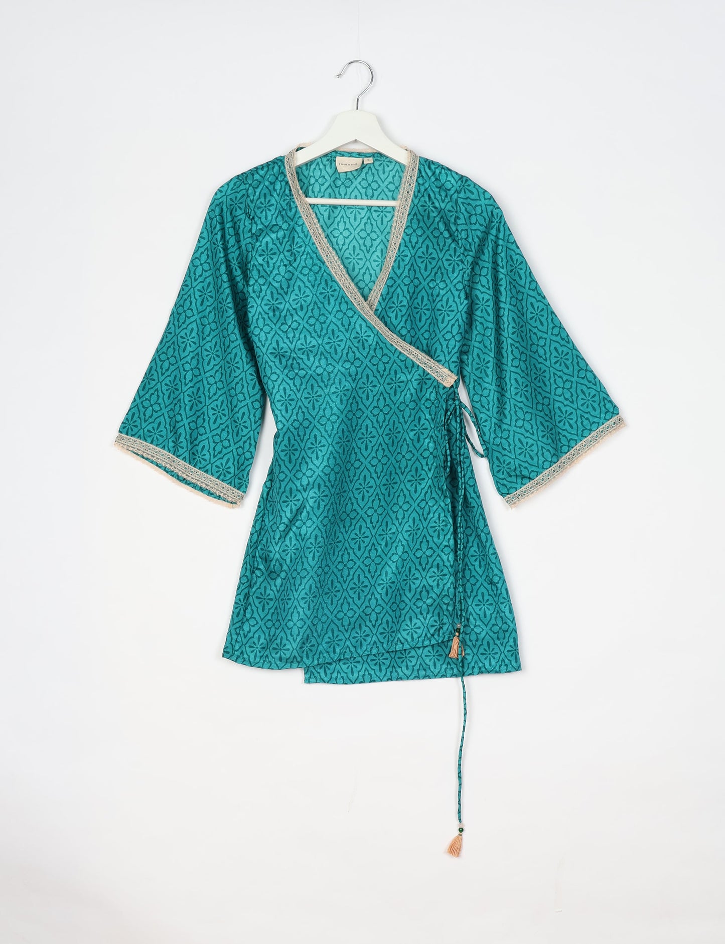 Versatile tunic set featuring lace details, made from sustainable materials. Perfect for conscious fashionistas seeking ethical wardrobe options.