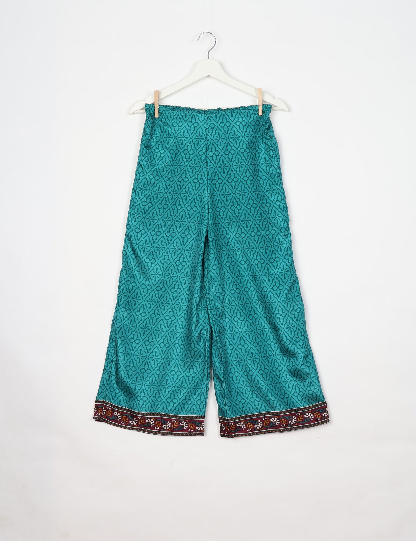 Versatile tunic set featuring lace details, made from sustainable materials. Perfect for conscious fashionistas seeking ethical wardrobe options.