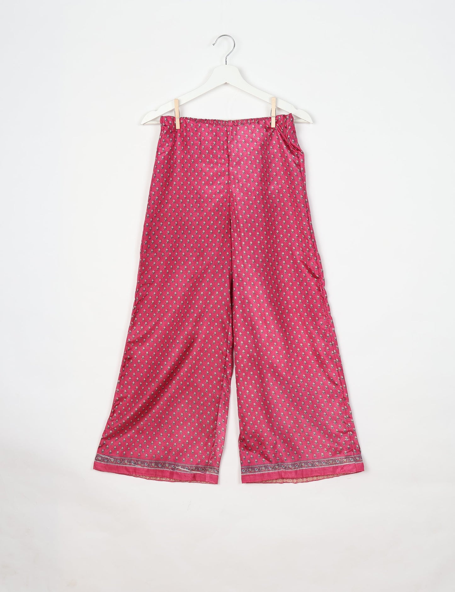 Versatile tunic set featuring lace details, made from sustainable materials. Perfect for conscious fashionistas seeking ethical wardrobe options.