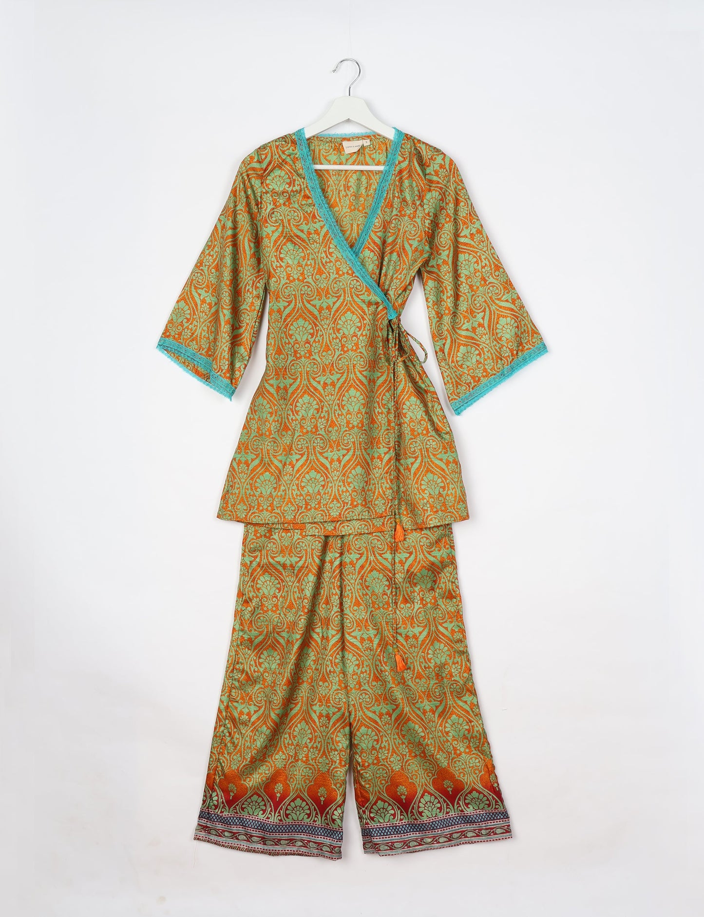 Versatile tunic set featuring lace details, made from sustainable materials. Perfect for conscious fashionistas seeking ethical wardrobe options.