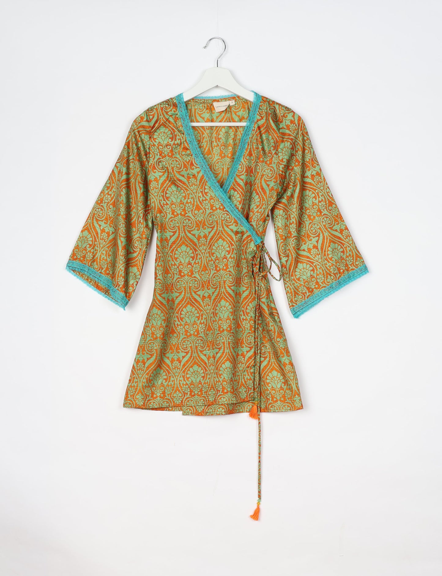 Versatile tunic set featuring lace details, made from sustainable materials. Perfect for conscious fashionistas seeking ethical wardrobe options.