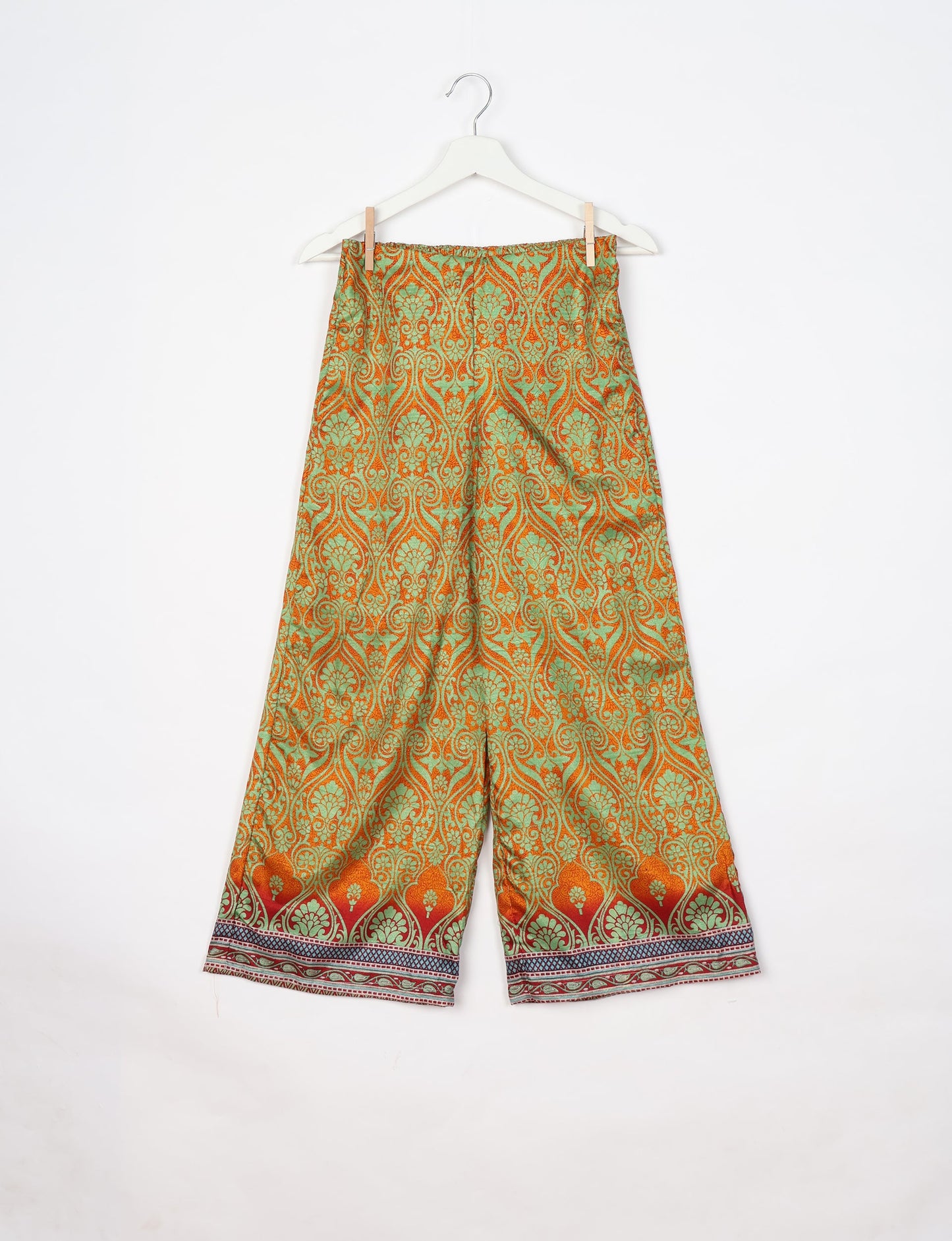 Versatile tunic set featuring lace details, made from sustainable materials. Perfect for conscious fashionistas seeking ethical wardrobe options.