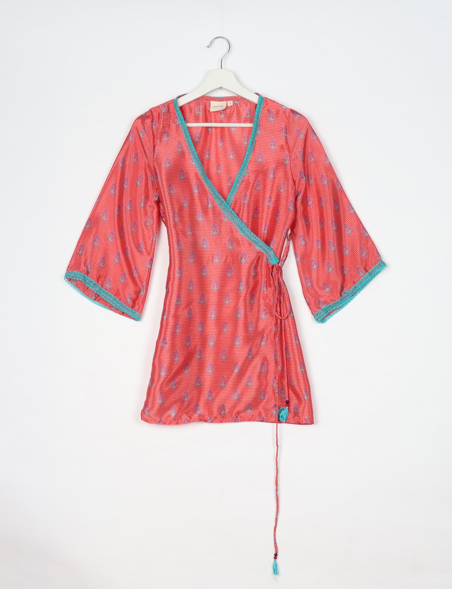 Versatile tunic set featuring lace details, made from sustainable materials. Perfect for conscious fashionistas seeking ethical wardrobe options.