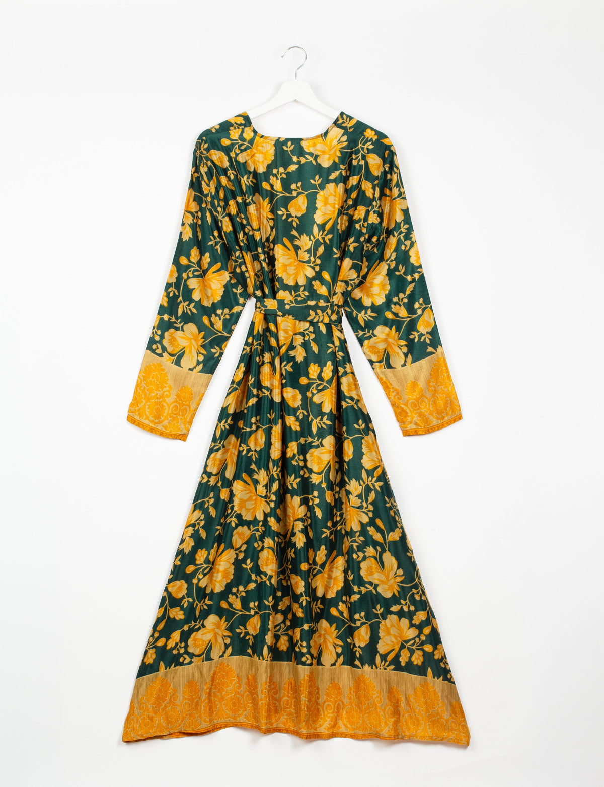Beach robe made from upcycled saris, embodying ethical and sustainable fashion principles. Perfect for eco-conscious beachgoers and mindful living enthusiasts.
