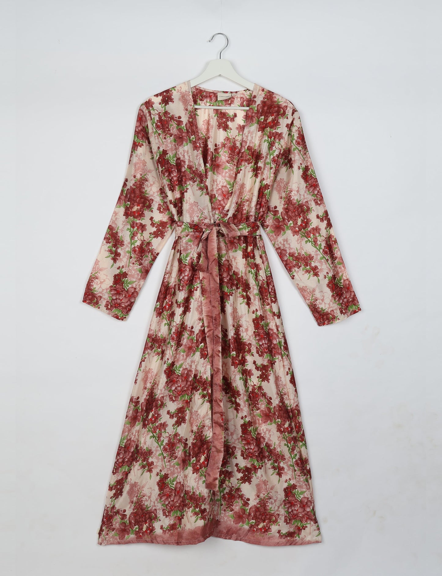 Beach robe made from upcycled saris, embodying ethical and sustainable fashion principles. Perfect for eco-conscious beachgoers and mindful living enthusiasts.