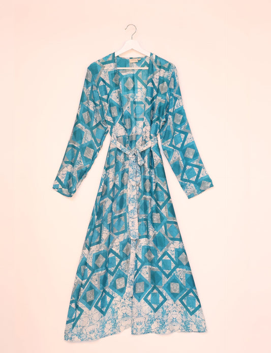 Beach robe made from upcycled saris, embodying ethical and sustainable fashion principles. Perfect for eco-conscious beachgoers and mindful living enthusiasts.