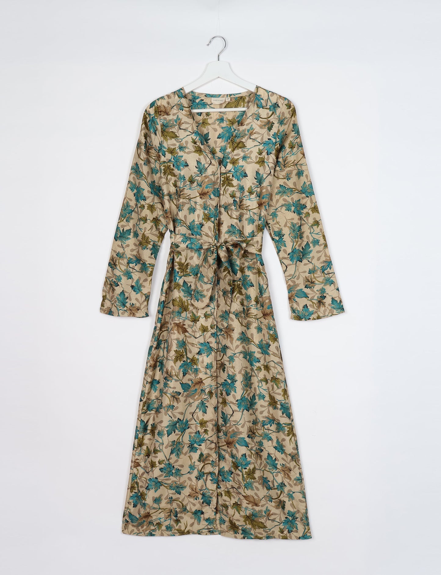 Beach robe made from upcycled saris, embodying ethical and sustainable fashion principles. Perfect for eco-conscious beachgoers and mindful living enthusiasts.