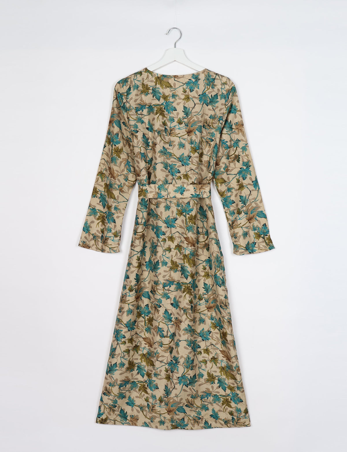 Beach robe made from upcycled saris, embodying ethical and sustainable fashion principles. Perfect for eco-conscious beachgoers and mindful living enthusiasts.