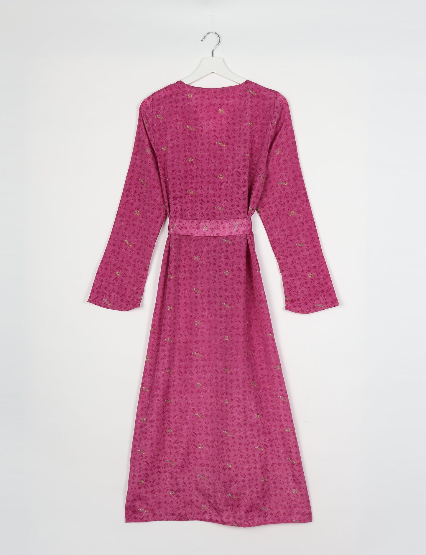 Beach robe made from upcycled saris, embodying ethical and sustainable fashion principles. Perfect for eco-conscious beachgoers and mindful living enthusiasts.