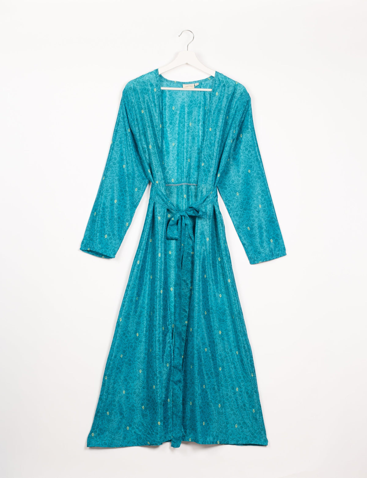 Beach robe made from upcycled saris, embodying ethical and sustainable fashion principles. Perfect for eco-conscious beachgoers and mindful living enthusiasts.