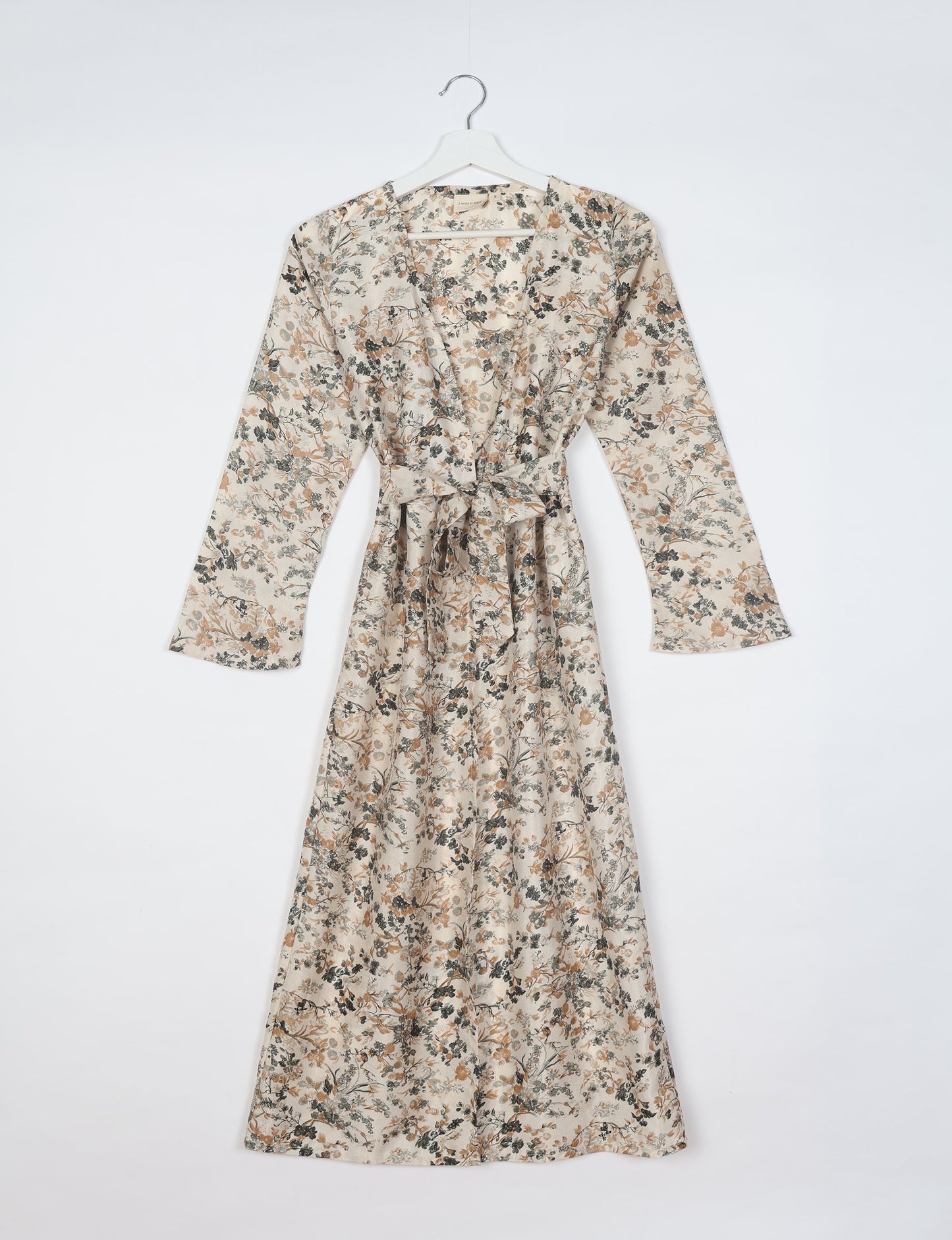 Beach robe made from upcycled saris, embodying ethical and sustainable fashion principles. Perfect for eco-conscious beachgoers and mindful living enthusiasts.