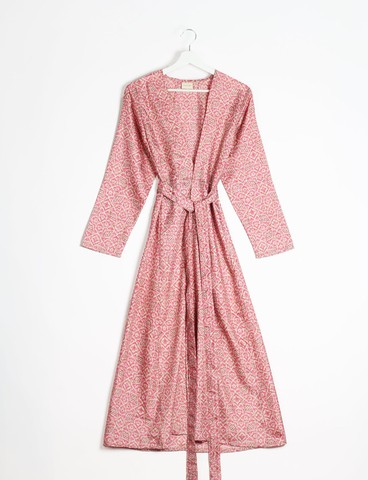 Beach robe made from upcycled saris, embodying ethical and sustainable fashion principles. Perfect for eco-conscious beachgoers and mindful living enthusiasts.