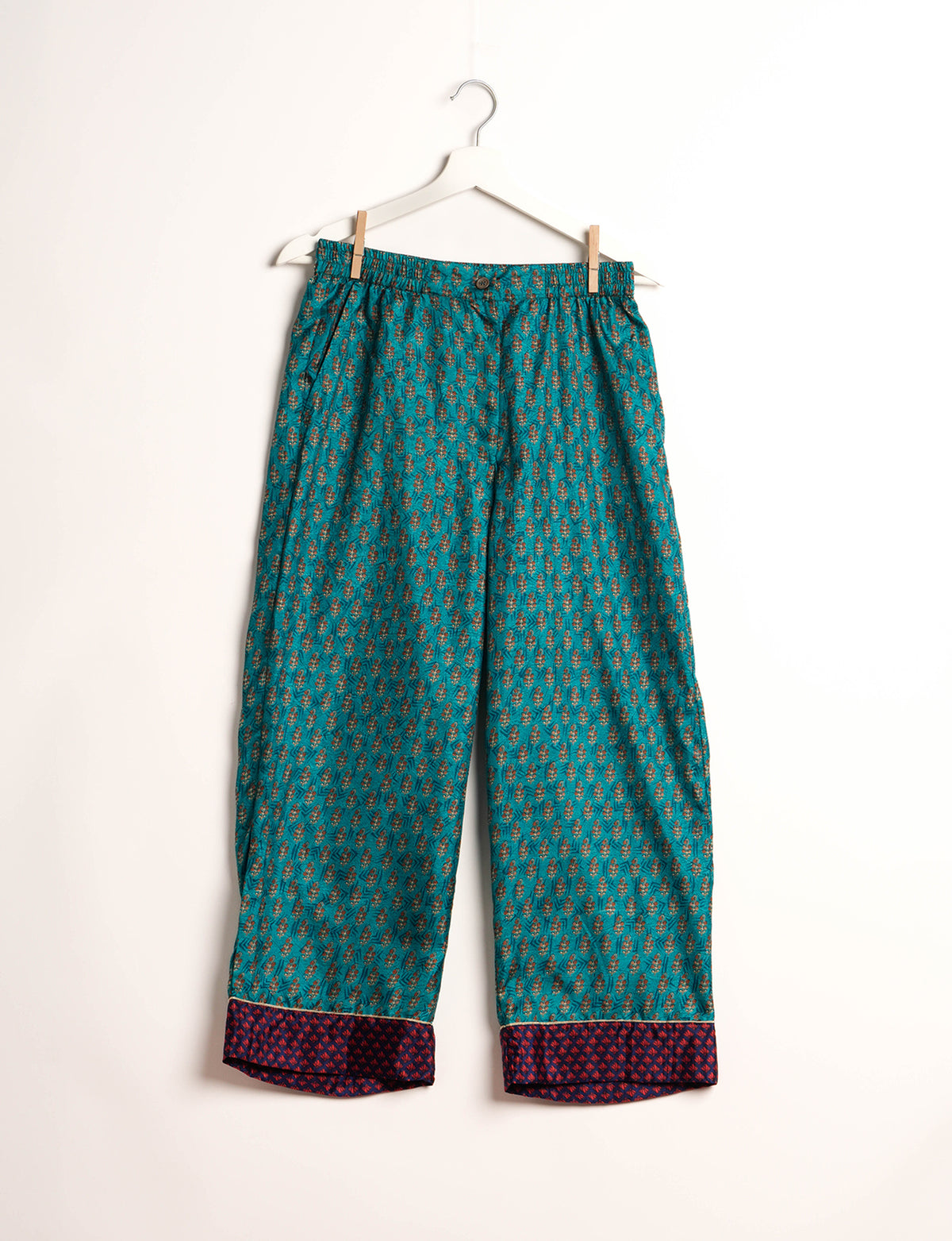 Choose sustainable sleepwear with our PJ SET – perfect for conscious living. From chilling to entertaining, these day-to-night pajamas feature an ethically crafted long-sleeve button-down and elastic-waist pants. Elevate your sleepwear with eco-friendly elegance.