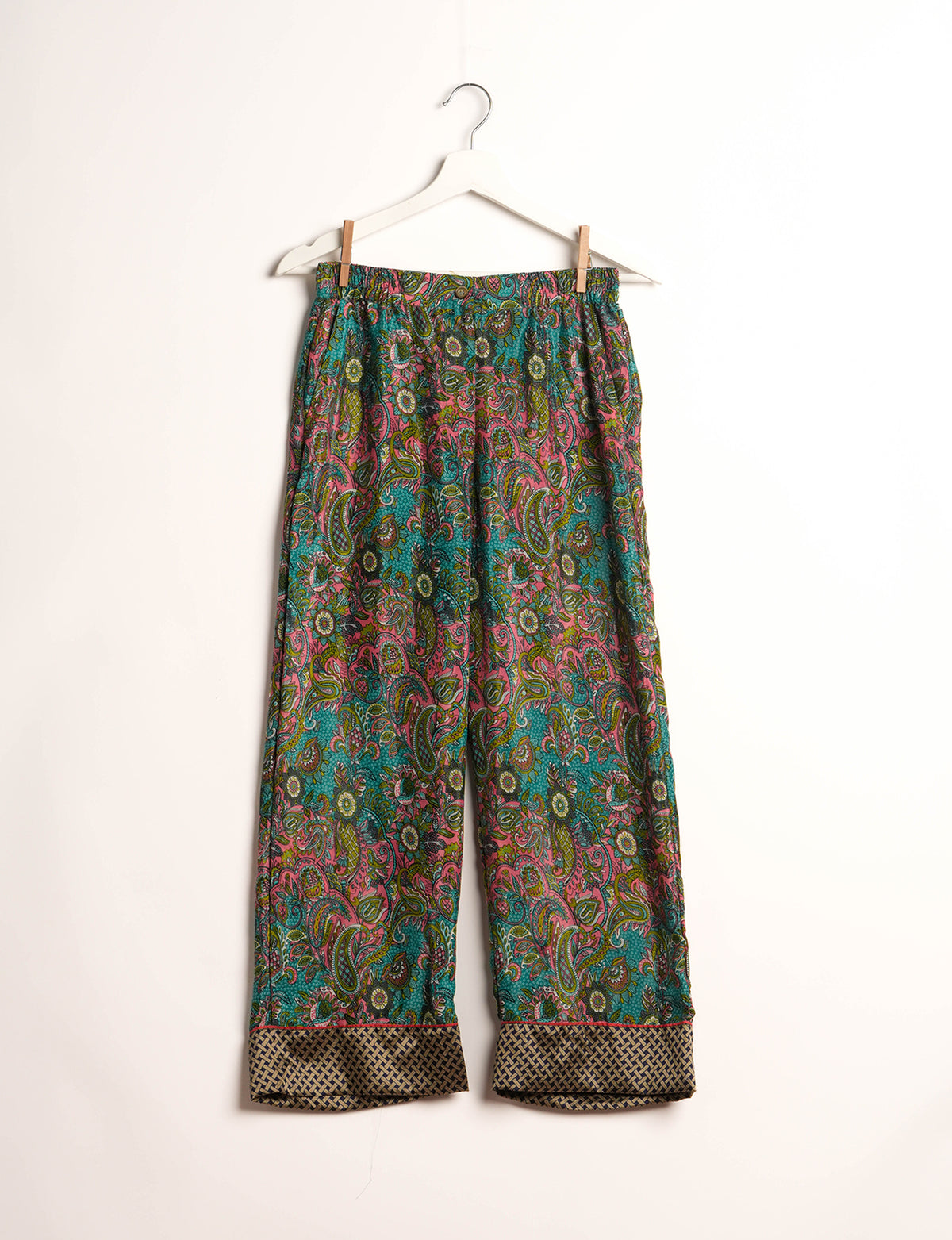 Choose sustainable sleepwear with our PJ SET – perfect for conscious living. From chilling to entertaining, these day-to-night pajamas feature an ethically crafted long-sleeve button-down and elastic-waist pants. Elevate your sleepwear with eco-friendly elegance.