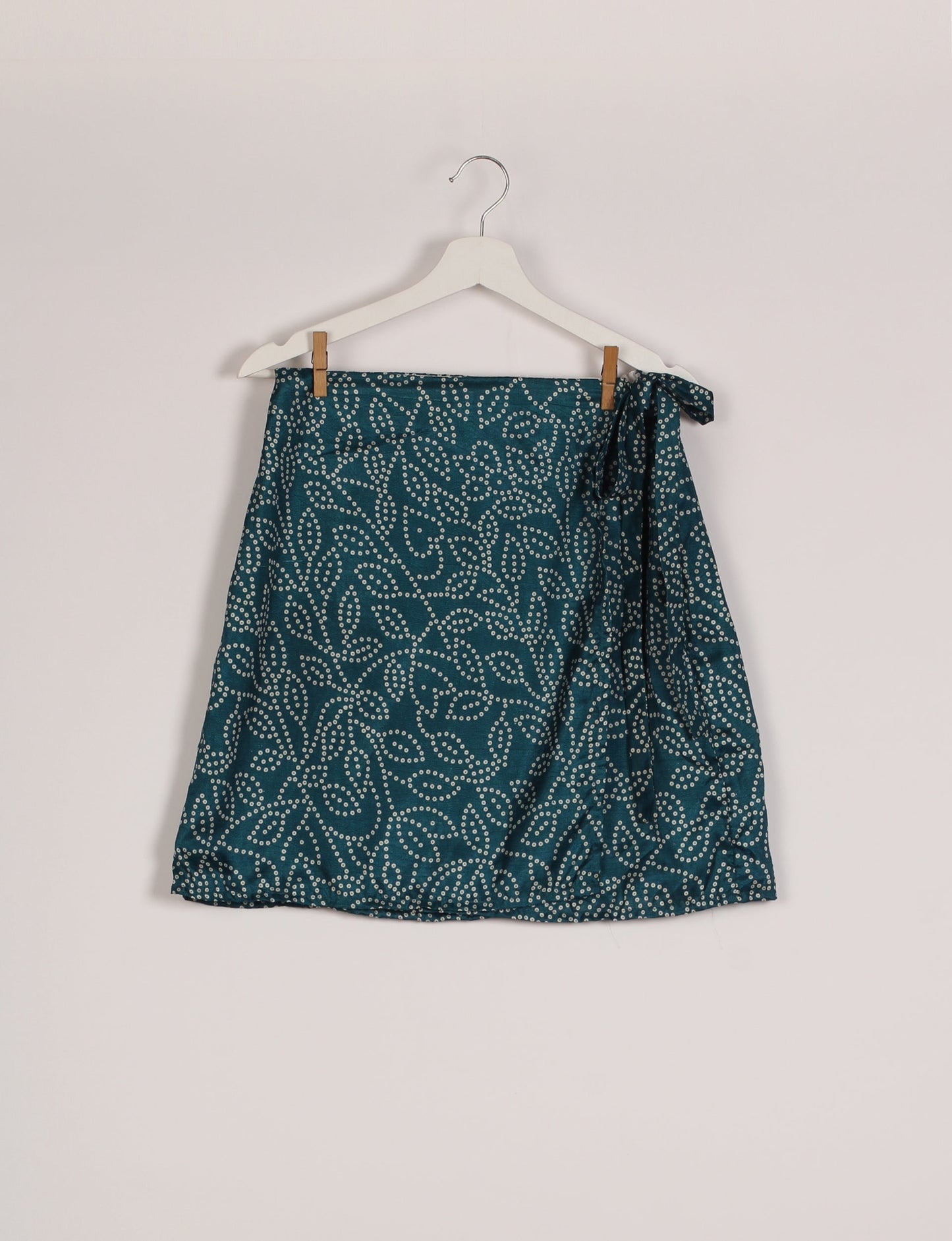 Revolutionize your look with our Wraparound Skirt – short, stylish, and suitable for all waist sizes. Ethical and sustainable, this skirt is a statement in eco-friendly fashion. Embrace conscious clothing with a touch of flair