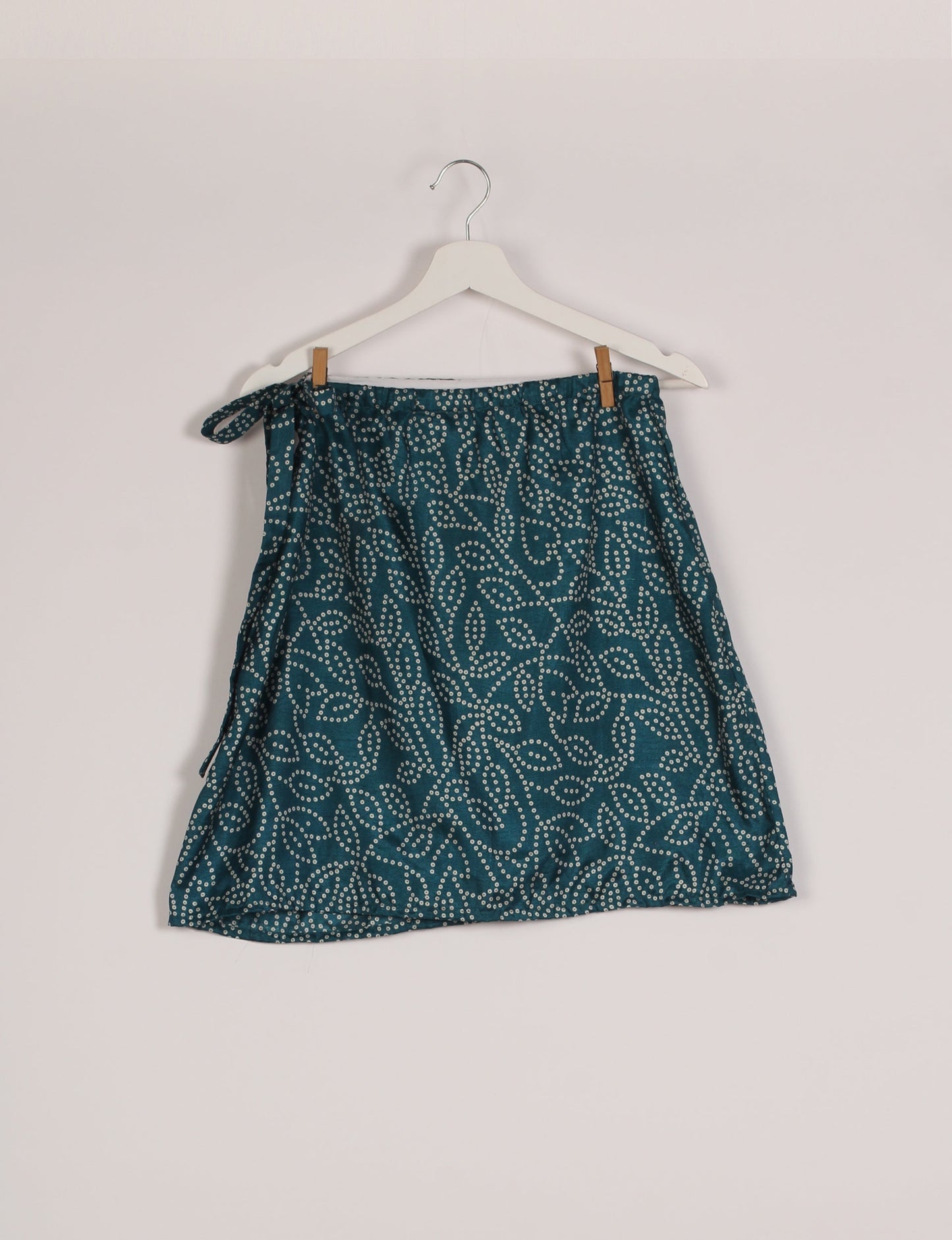 Revolutionize your look with our Wraparound Skirt – short, stylish, and suitable for all waist sizes. Ethical and sustainable, this skirt is a statement in eco-friendly fashion. Embrace conscious clothing with a touch of flair