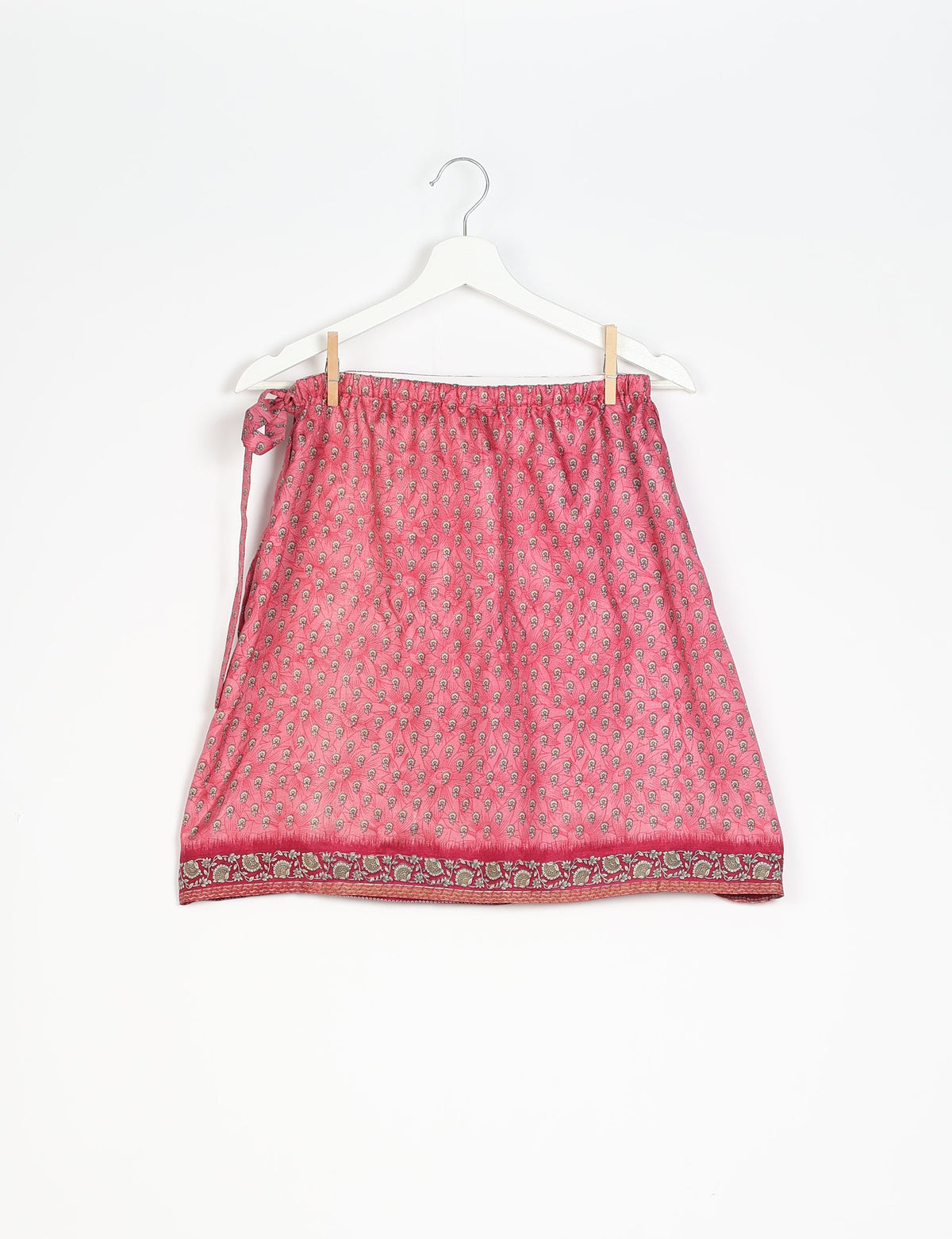 Revolutionize your look with our Wraparound Skirt – short, stylish, and suitable for all waist sizes. Ethical and sustainable, this skirt is a statement in eco-friendly fashion. Embrace conscious clothing with a touch of flair