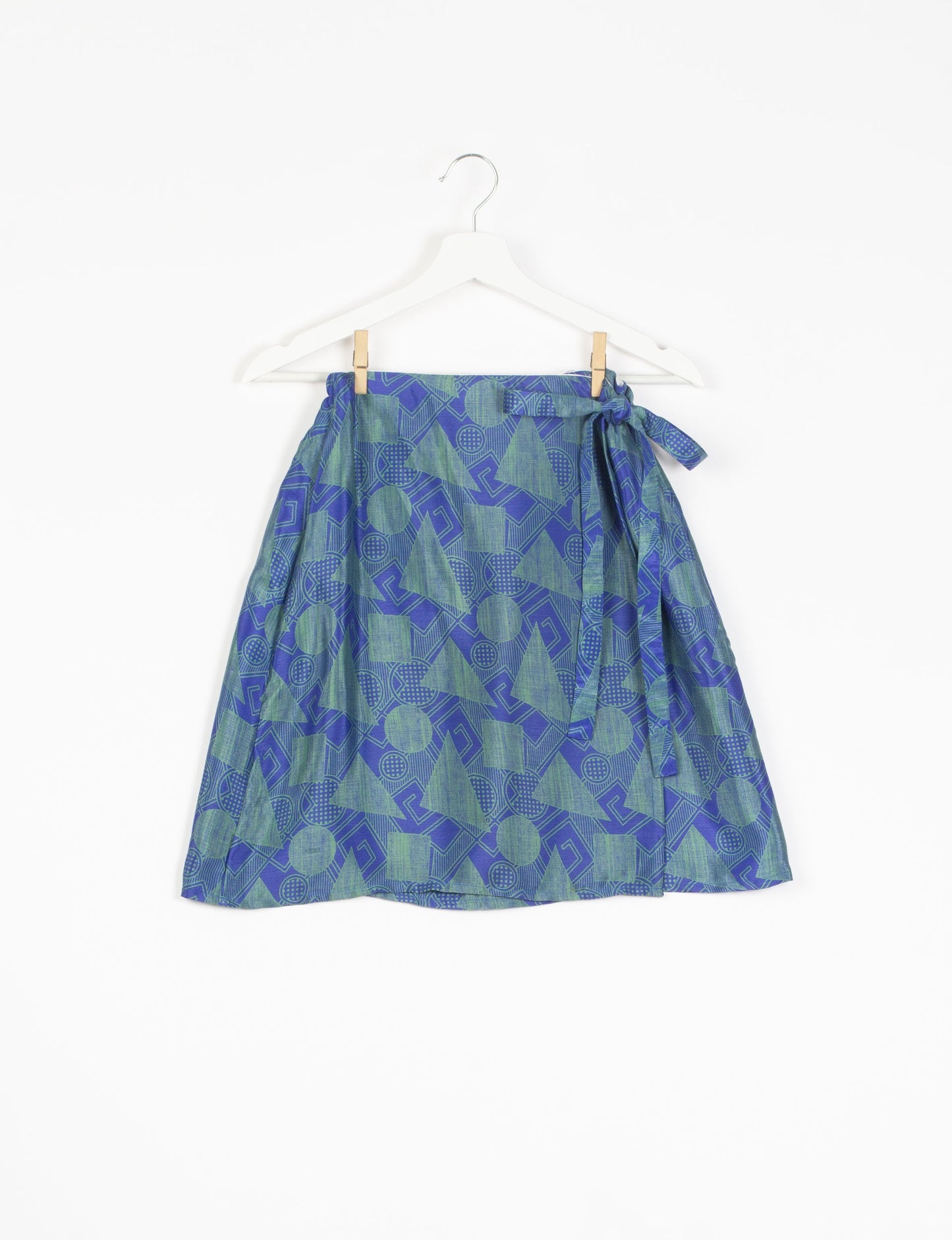 Revolutionize your look with our Wraparound Skirt – short, stylish, and suitable for all waist sizes. Ethical and sustainable, this skirt is a statement in eco-friendly fashion. Embrace conscious clothing with a touch of flair