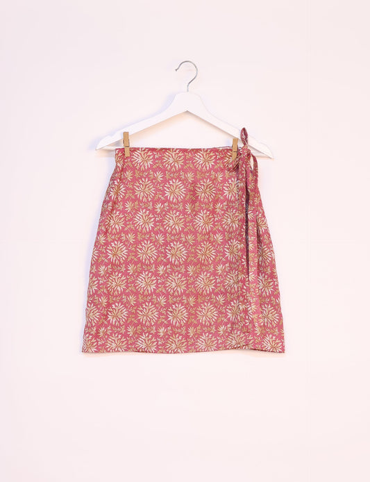 Revolutionize your look with our Wraparound Skirt – short, stylish, and suitable for all waist sizes. Ethical and sustainable, this skirt is a statement in eco-friendly fashion. Embrace conscious clothing with a touch of flair