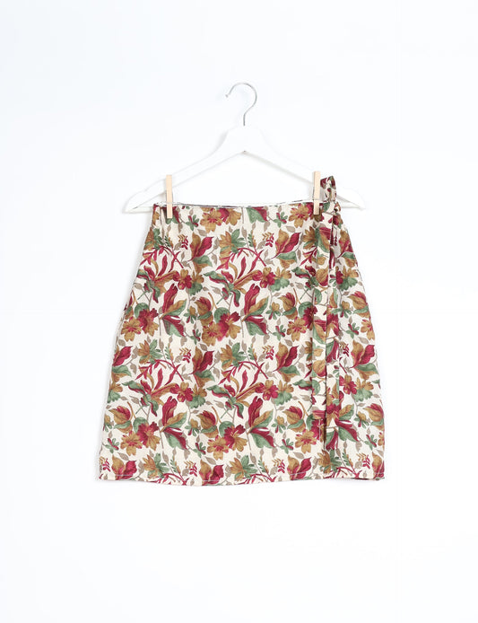 Revolutionize your look with our Wraparound Skirt – short, stylish, and suitable for all waist sizes. Ethical and sustainable, this skirt is a statement in eco-friendly fashion. Embrace conscious clothing with a touch of flair